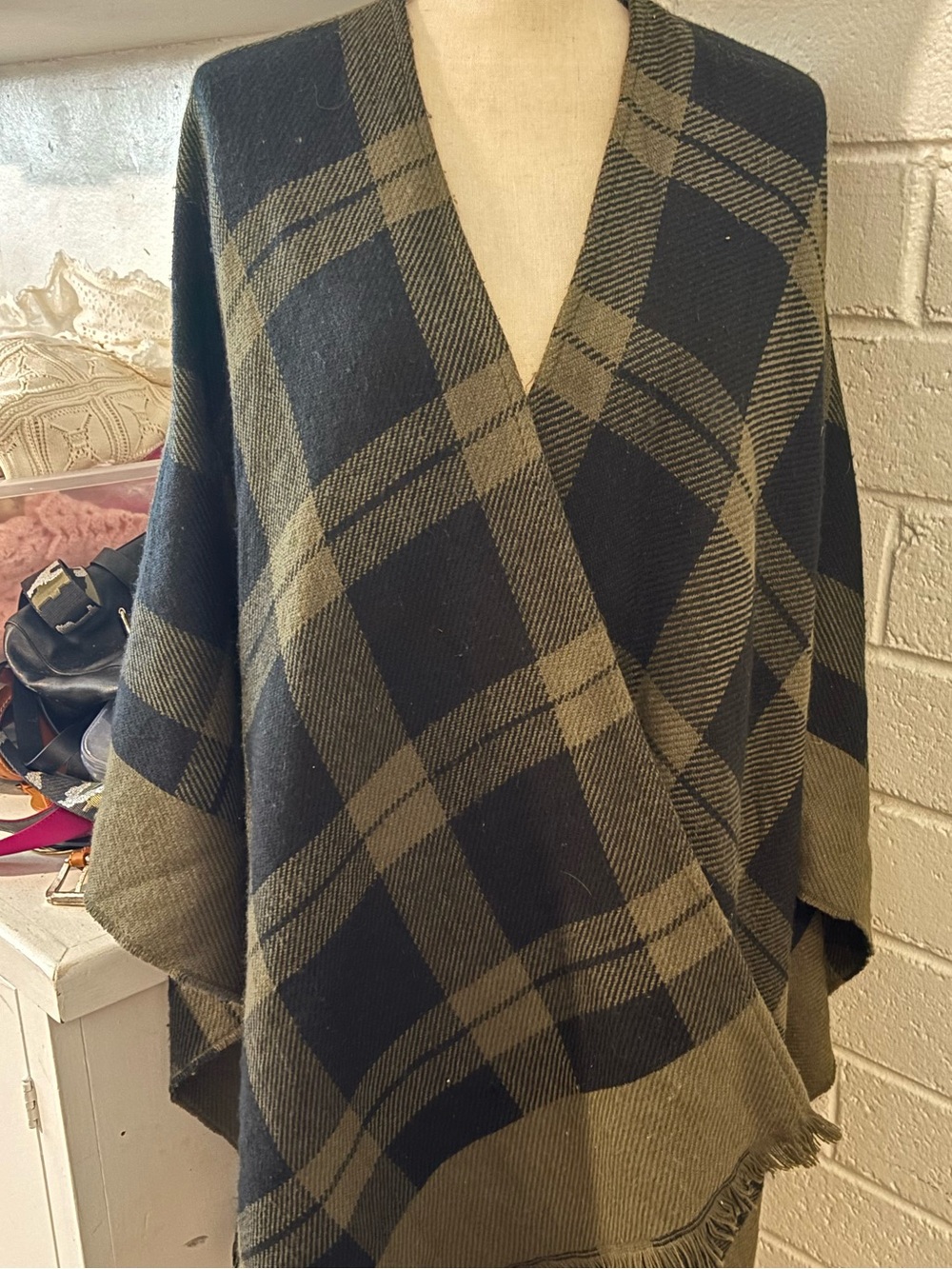 Women’s green plaid flannel Poncho cape - Picture 5 of 5